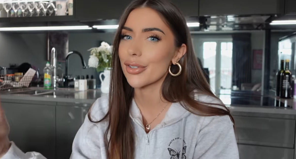 Influencer sagsøger plastikkirurg for over 14 millioner kroner: Ødelagde hendes bryster