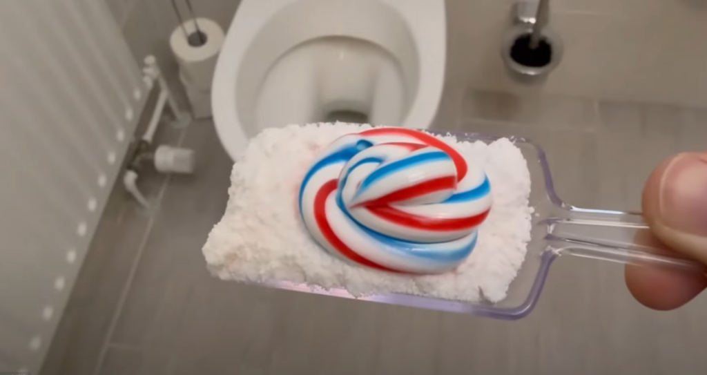 Blandt dette pulver med tandpasta. Aldrig har det været så let at få toilettet til at skinne.