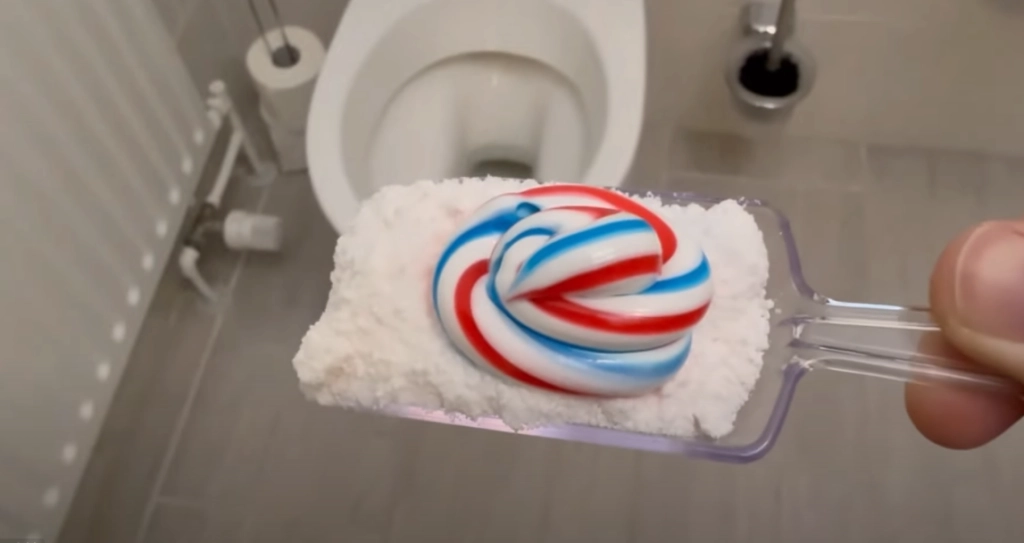 Blandt dette pulver med tandpasta. Aldrig har det været så let at få toilettet til at skinne.