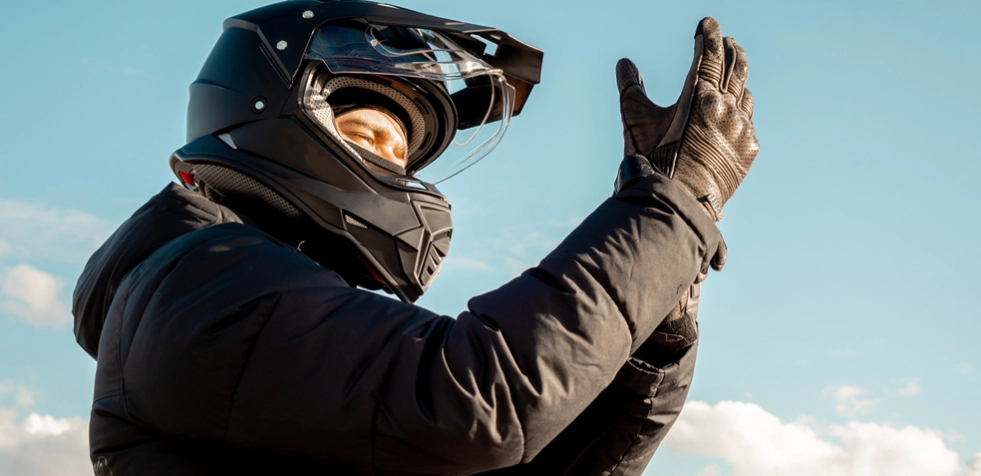 Hvis en motorcyklist banker på sin hjelm, vil vedkommende fortælle dig noget