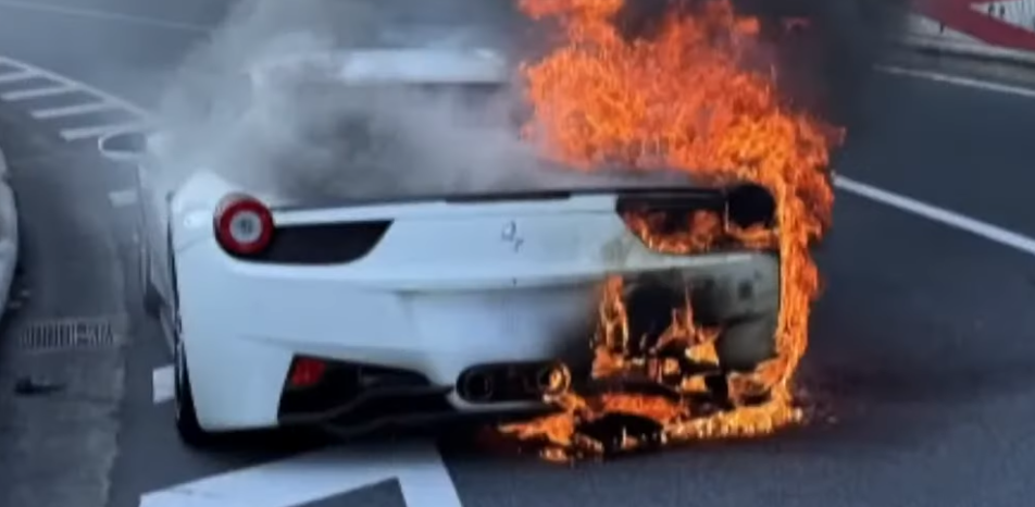 Han havde sparet op i 10 år til drømmebilen: 20 minutter senere stod den i flammer