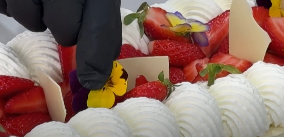 Konditor har lavet verdens største jordbærkage: Se HVOR stor den er!