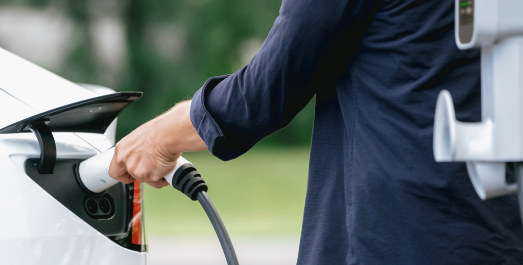 Pensionist opladede sin elbil på tankstation: Prisen fik ham til at træffe drastisk beslutning