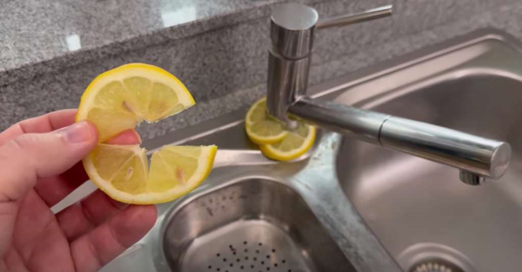 Han lægger citronerne, så de krammer vandhanen: Se bare, når han fjerner dem igen