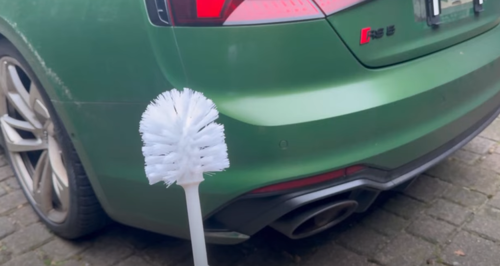 Her er toiletbørste-tricket, som alle bilejere bør kende: Se bare magien ske