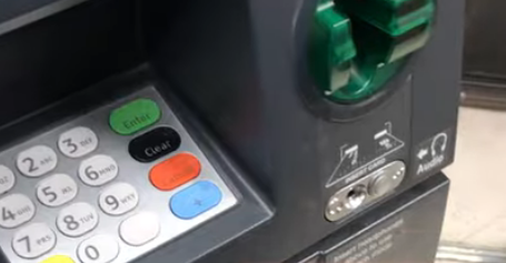 Hvis dette sker ved hæveautomaten, skal du annullere transaktionen med det samme