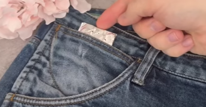 Han propper et stykke sølvpapir i sine jeans: Myggene holder sig væk fra ham