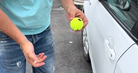 Tennisboldtricket til at åbne din bil: Her kan du se, hvor let det er