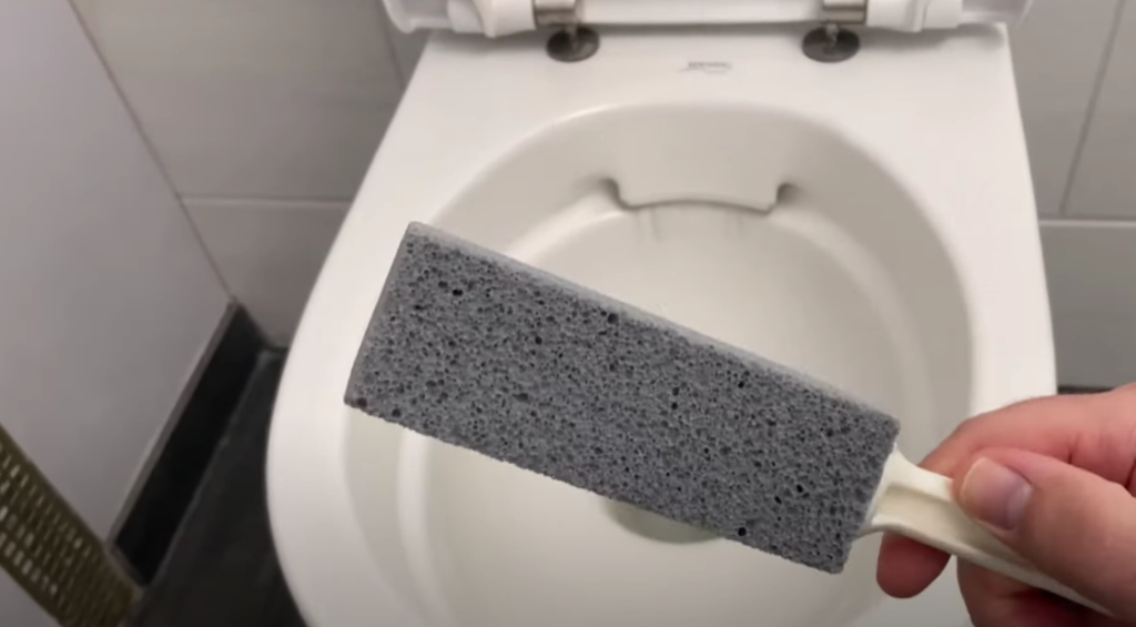 Skrab dette mod pletterne i toilettet: Så sker magien, der får det til at se nyt ud igen