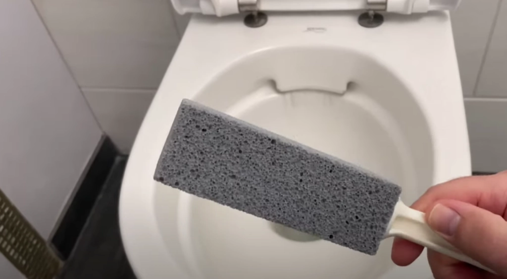 Skrab dette mod pletterne i toilettet: Så sker magien, der får det til at se nyt ud igen