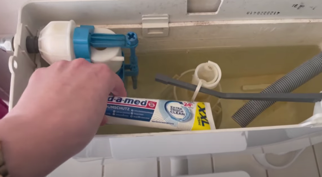 Han lægger en tube tandpasta ned i toilettets cisterne: Når du forstår hvorfor, gør du det samme
