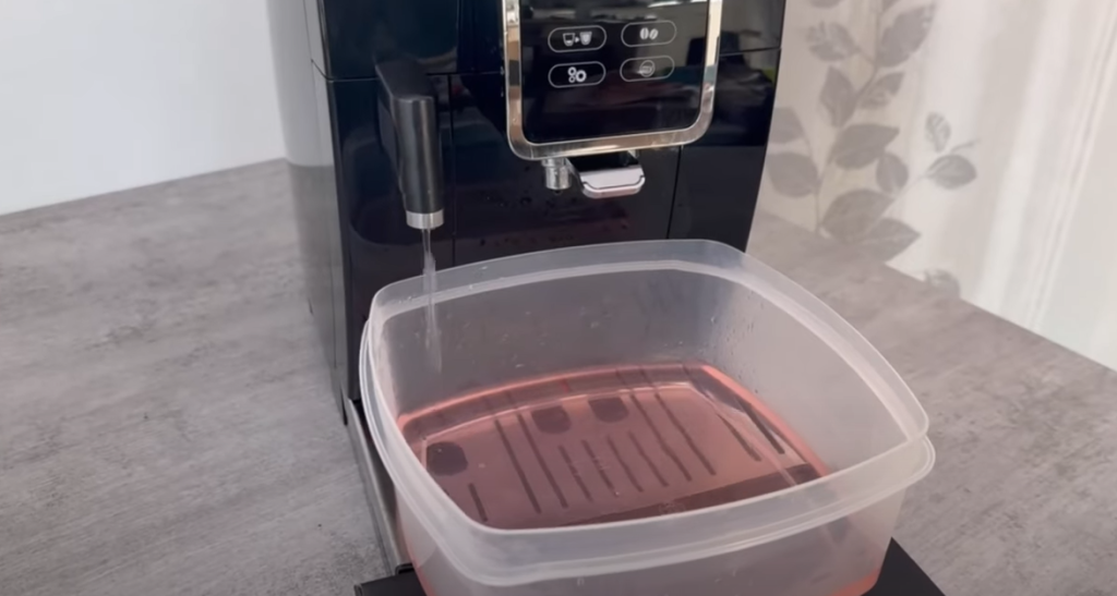‘Sådan afkalker du en kaffemaskine – hurtigt og nemt’