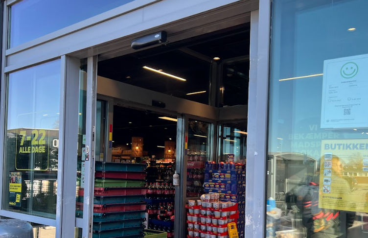 Flere hundrede mennesker rører ved dem hver dag: Så tit rengører Lidl, Meny og Bilka dem
