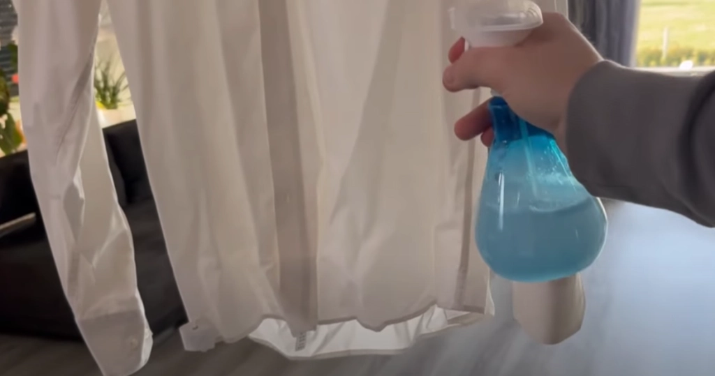 Du behøver aldrig stryge igen: Bland 3 ingredienser og se den krøllede skjorte rette sig selv