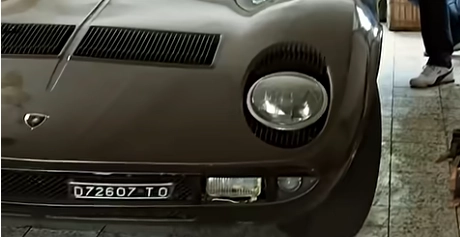 Lamborghini holdt parkeret i en stue i 40 år. Ejeren måtte rive en væg ned, da den skulle sælges.