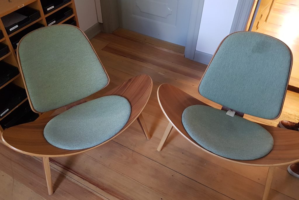 Har du fået stjålet et par Wegner-stole? Politiet leder efter ejerne til stole fundet i skov