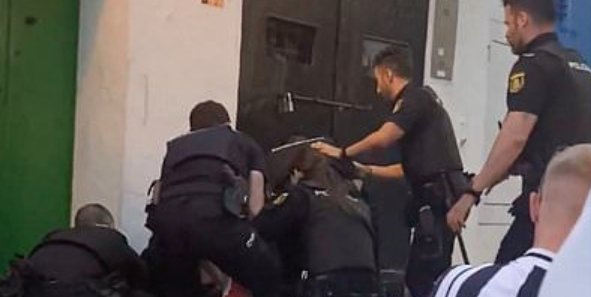 Kendisdatter anholdt: Kastede sig på politiet