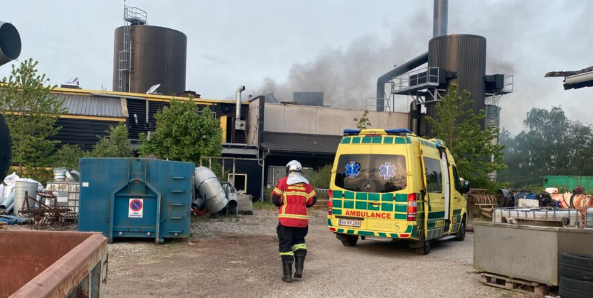 Stor eksplosionsbrand: Politiet massivt tilstede