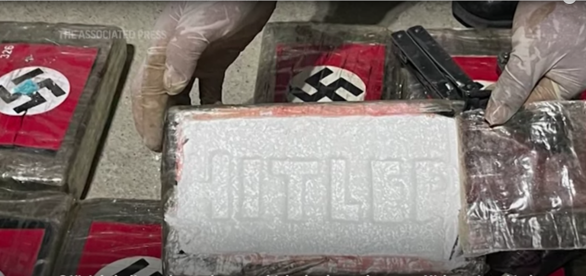 Politiet gør kæmpe fund i lufthavn: 58 kilo og pakket ind i Nazi flag