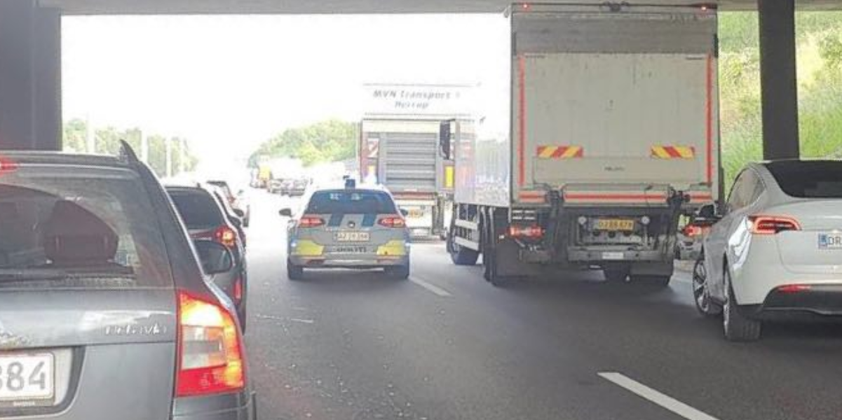Havareret lastbil skaber trafikkaos: Ni kilometer lang kø på motorvej