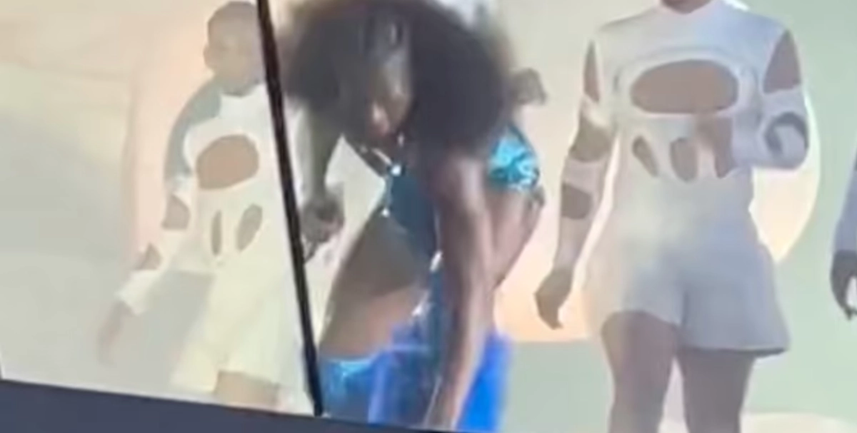 Fan smider uventet ‘legetøj’ på scenen under Lil Nas X’s koncert
