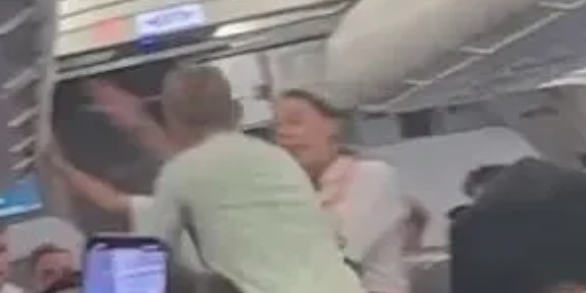 Drama i flyver: Her forsøger mand at åbne flydøren