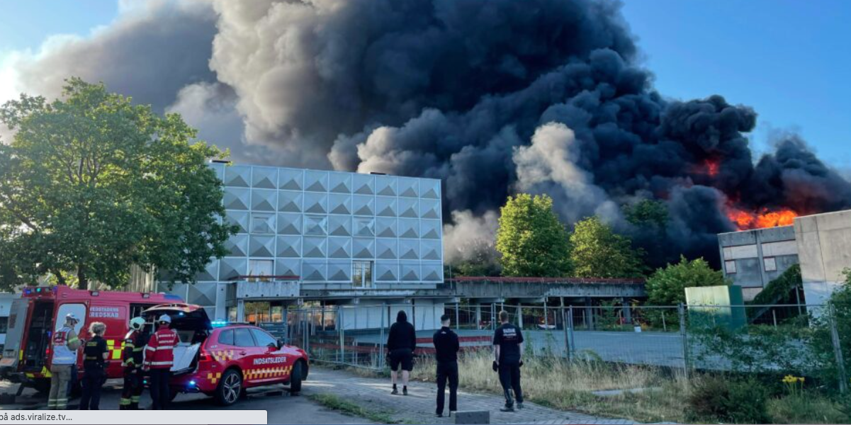 Stor brand på skole: Ekstra mandskab tilkaldt