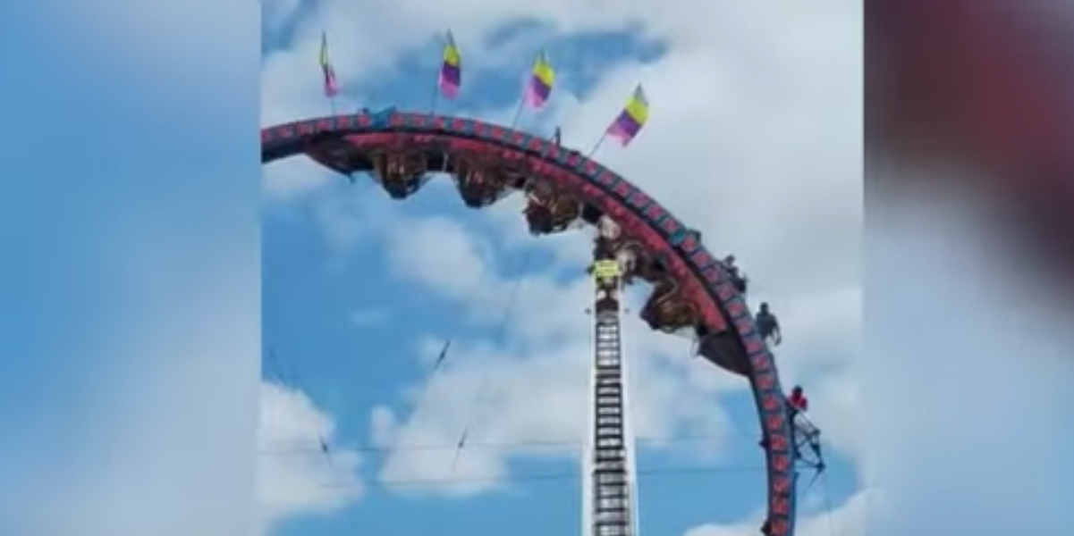 Skrækoplevelse i rutsjebane: Folk hang på hovedet i timevis