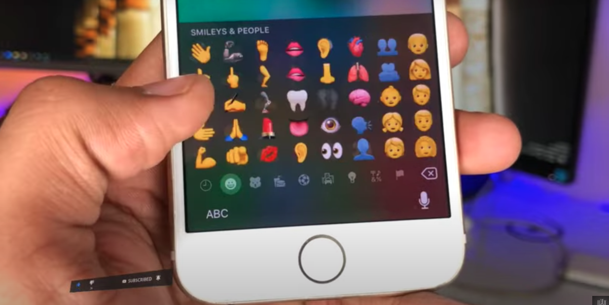 Internettet koger: Dét betyder emojien med ‘dansepigerne’