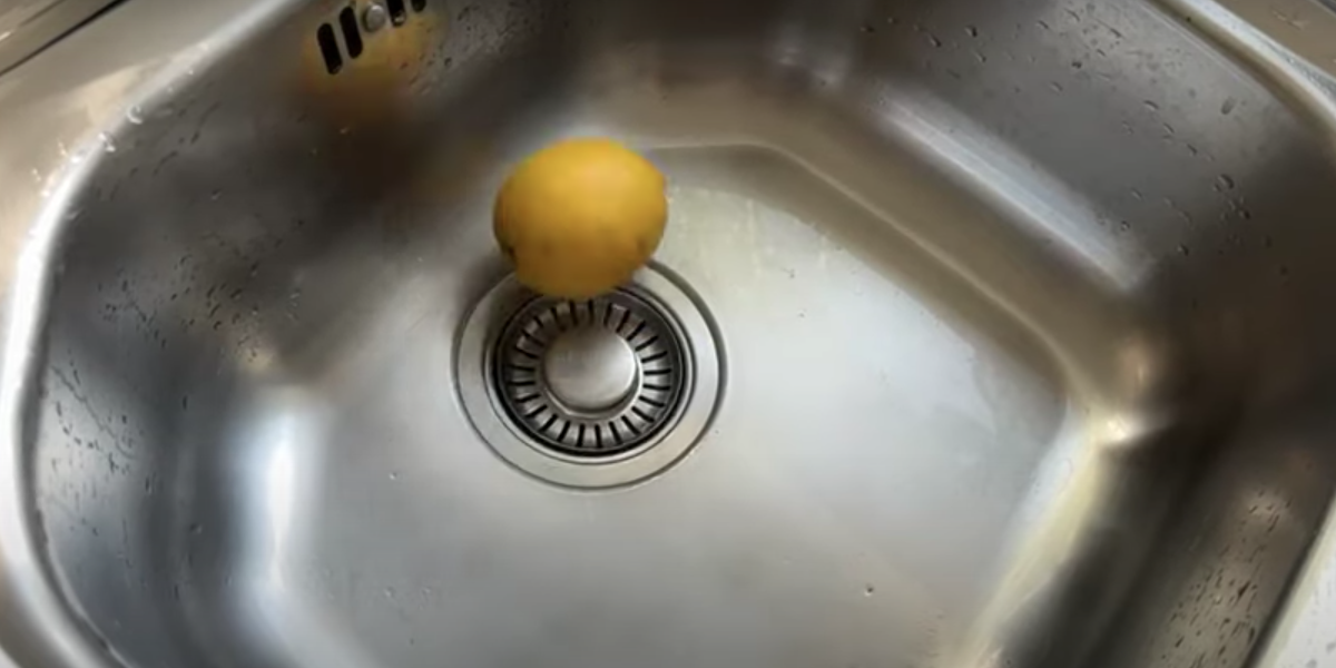 Han smider en citron i vasken: Når du ser hvorfor vil du gøre det samme