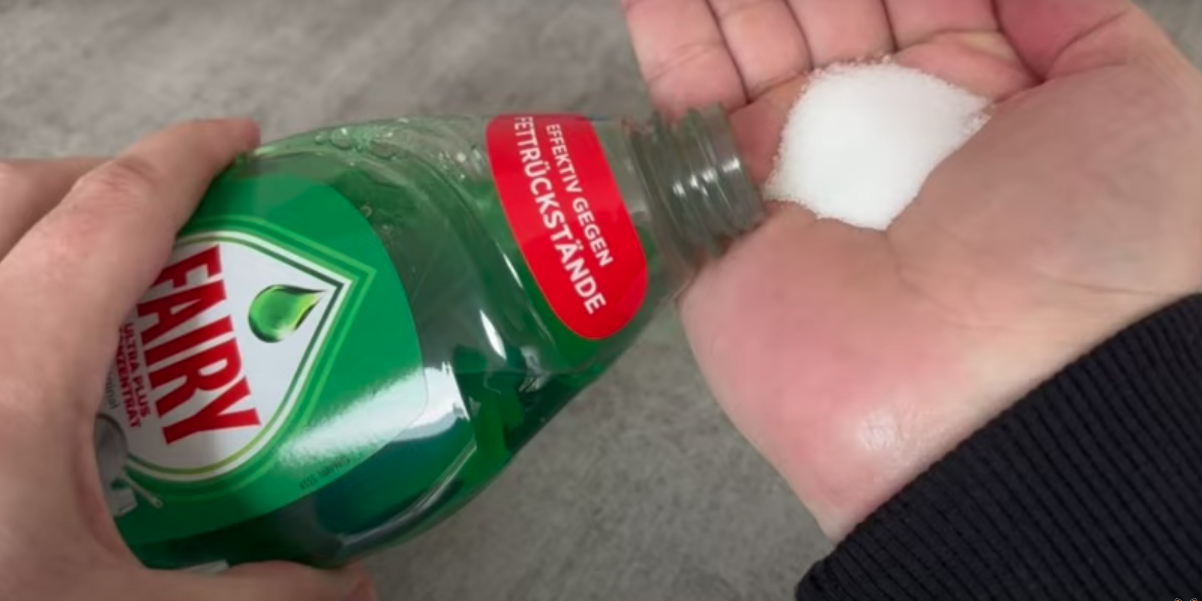 Han blander opvaskemiddel og salt: Resultatet vil slå benene væk under dig