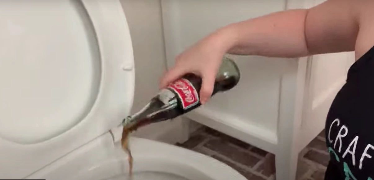 Hun hælder en Coca-Cola i toilettet: Resultatet er utroligt