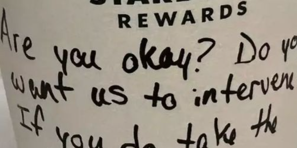 Starbucks barista ser ung pige sidde sammen med ældre mand: Så gør hun noget uventet