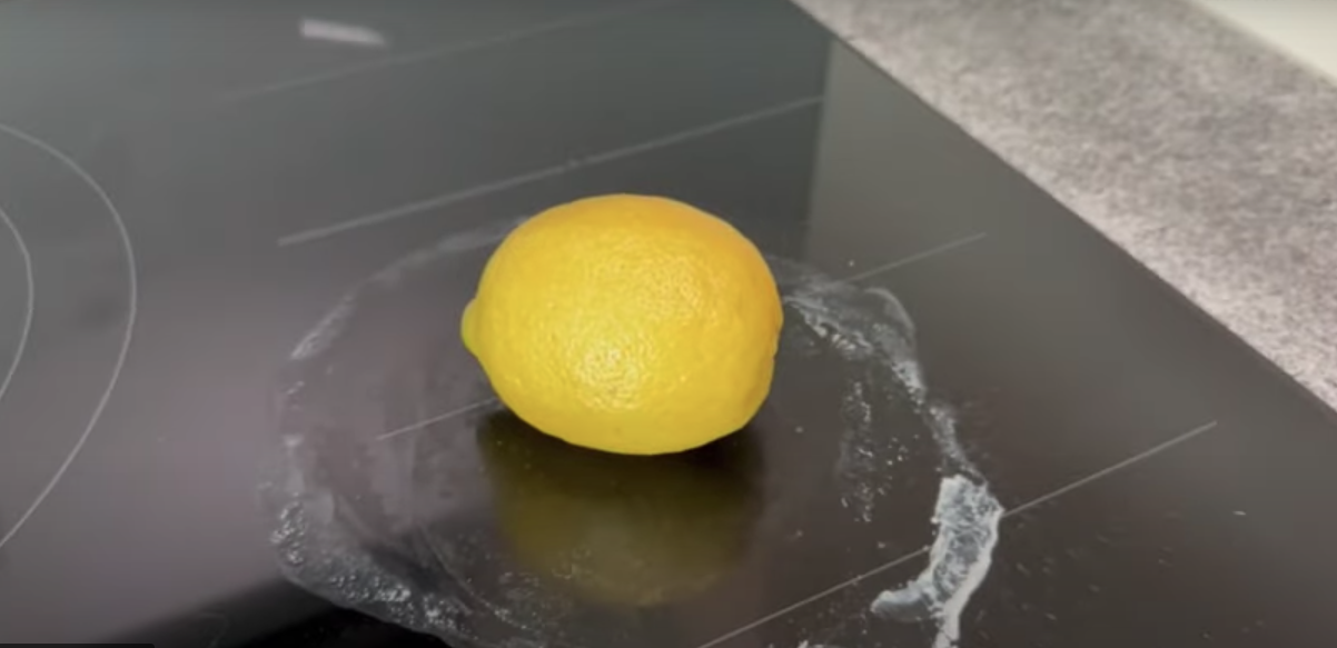 Han blander citron og én uventet ingrediens på komfuret: Så sker magien