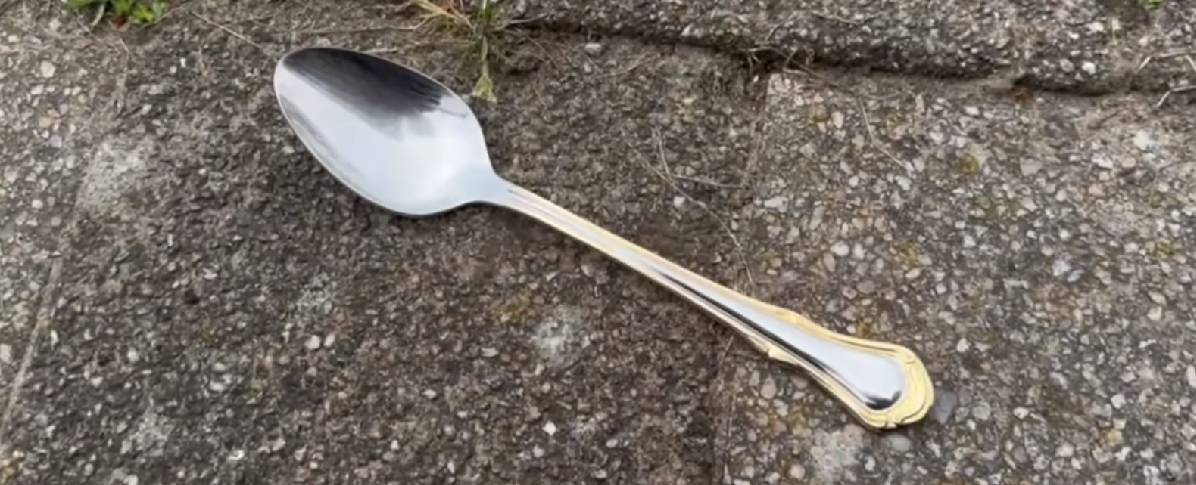 Folk lægger skeer med sukker i haven og foran hoveddøren: Derfor bør du gøre det samme