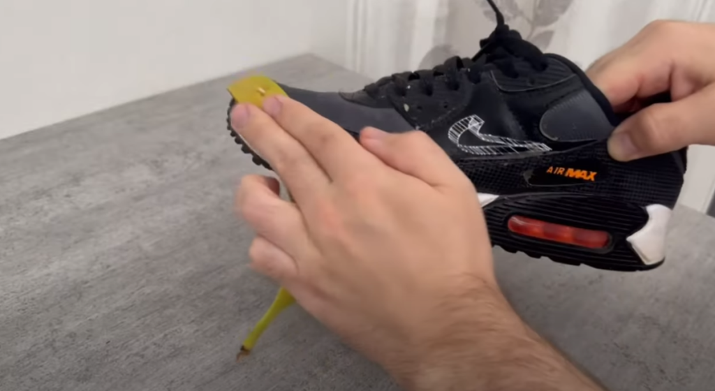 Han gnider en bananskræl på sine sko: 15 minutter efter kan han ikke tro sine egne øjne