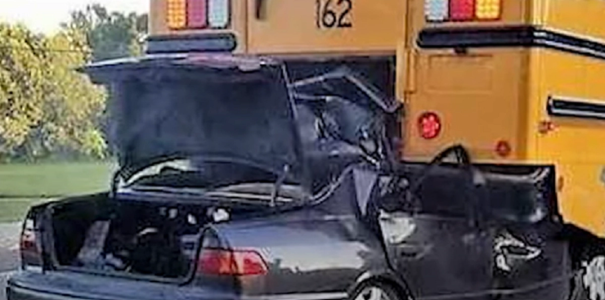 17-årig pige kørte ind i skolebus og døde på stedet: Så gjorde politiet tragisk fund i bilen
