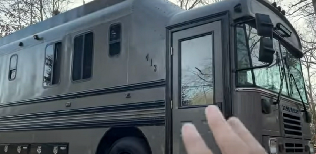 Det ligner en helt almindelig skolebus – men vent til du kommer indenfor