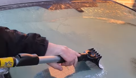 Eksperter advarer mod populært trick til afrimning af bilruder