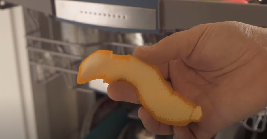 Han lægger appelsinskræl i opvaskemaskinen: Når du finder ud af hvorfor, gør du det samme