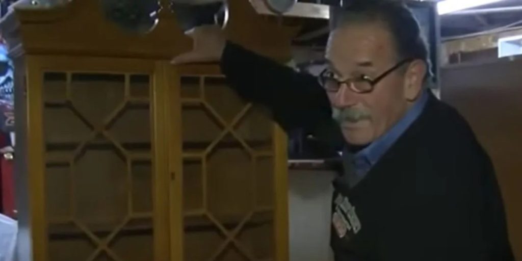 Mand købte skrivebord på auktion for 260 kroner – så gjorde han chokerende fund i ‘hemmeligt rum’