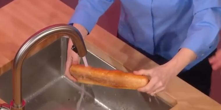 Hun skyller brødet og kommer det i ovnen: Det her trick er genialt