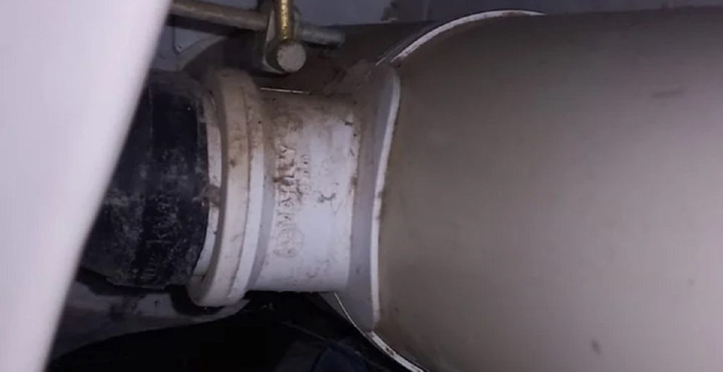 Mand fik et kæmpe chok: Pludselig var den bag toilettet