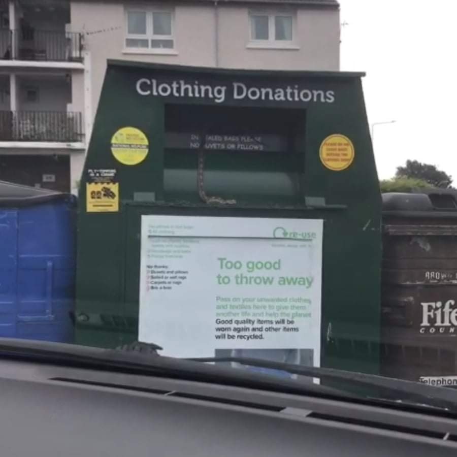 Opdager pludseligt chok-syn ved tøjcontainer