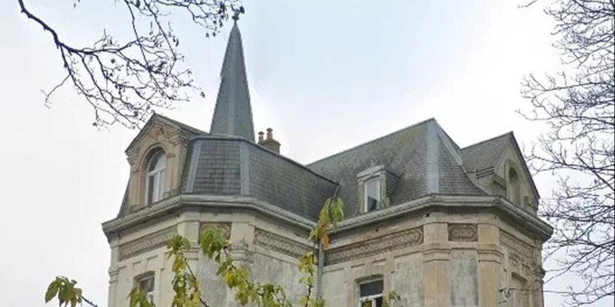 Ramaskrig i lille by: Vil rive ‘slot’ ned for at bygge en Aldi