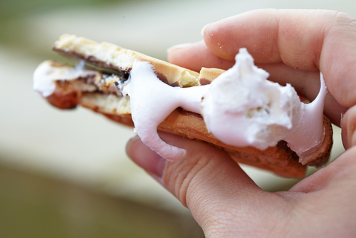 Skønne S’mores: Ristede skumfiduser med kiks og chokolade