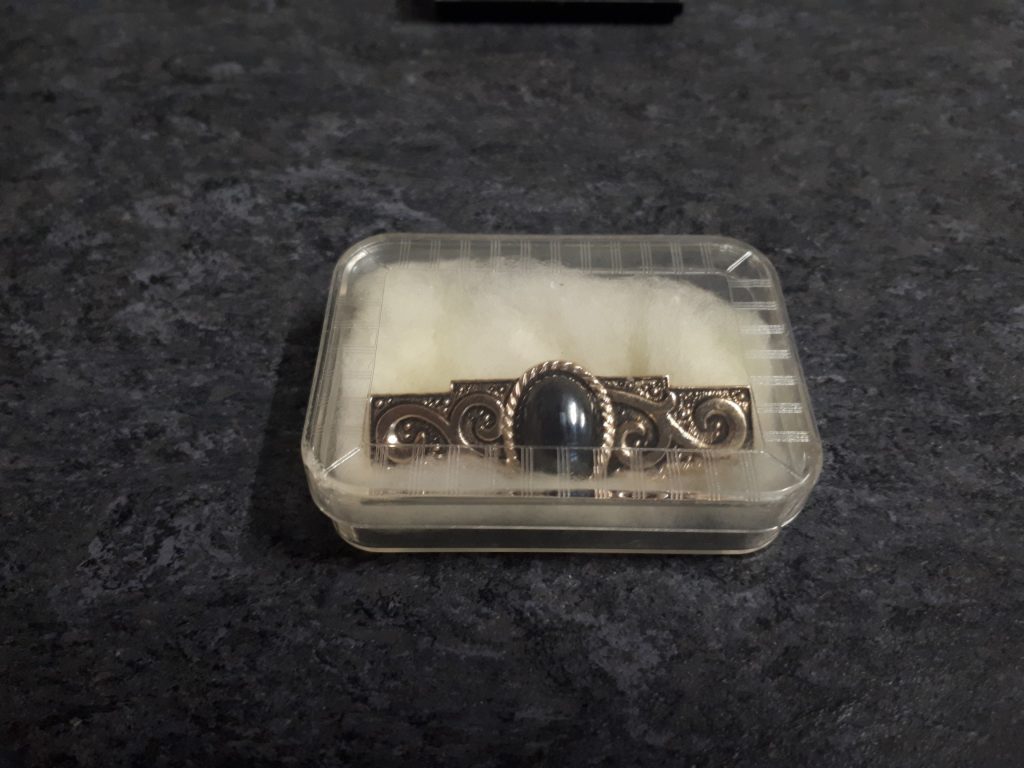 Smykke, solbriller og flot lommeur. Hvem ejer disse tyvekoster?