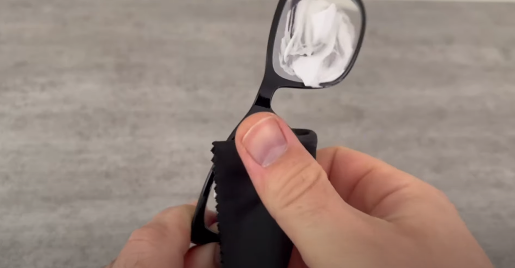 Han gnider dette på sine brilleglas: Med et snuptag slipper han for dug uanset omstændighederne