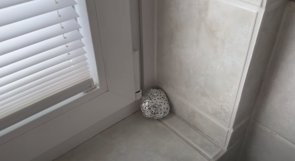 Han lægger en sølvpapirskugle fyldt med dette i vindueskarmen: Derfor bør du også gøre det