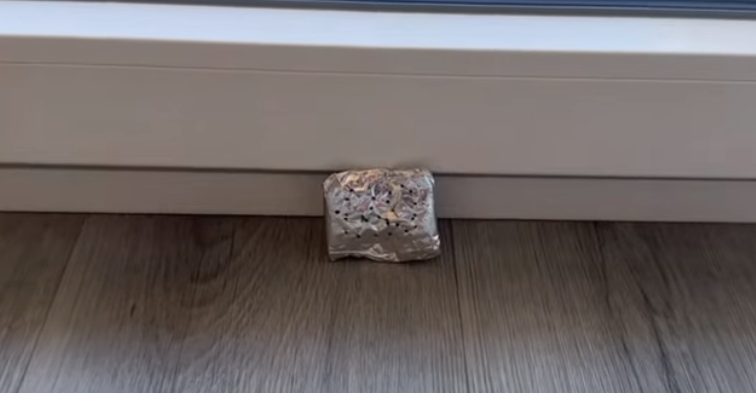 Han sætter en sølvpapirspakke bag døren: Du vil ikke tro dine egne øjne, når du ser magien ske